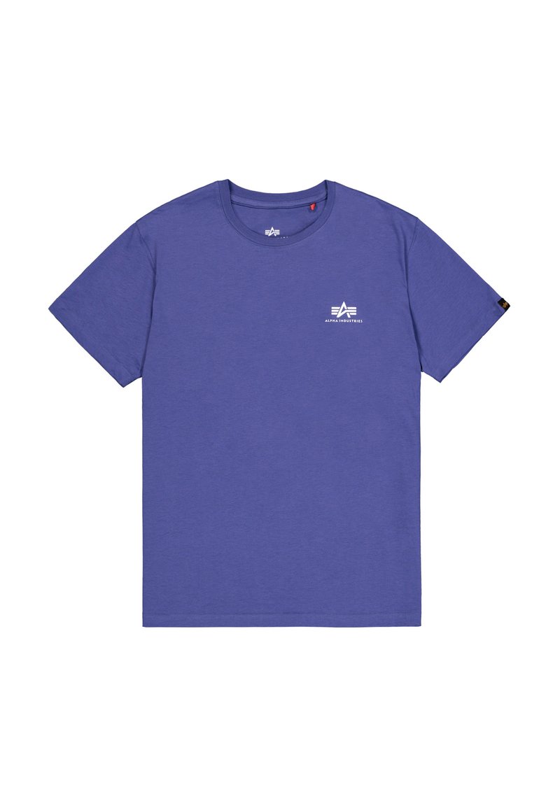 Lila Baumwoll-T-Shirt mit Rundhalsausschnitt, kurzen Ärmeln, einem kleinen weißen Logo auf der linken Brust und einem Seitenetikett am Saum.