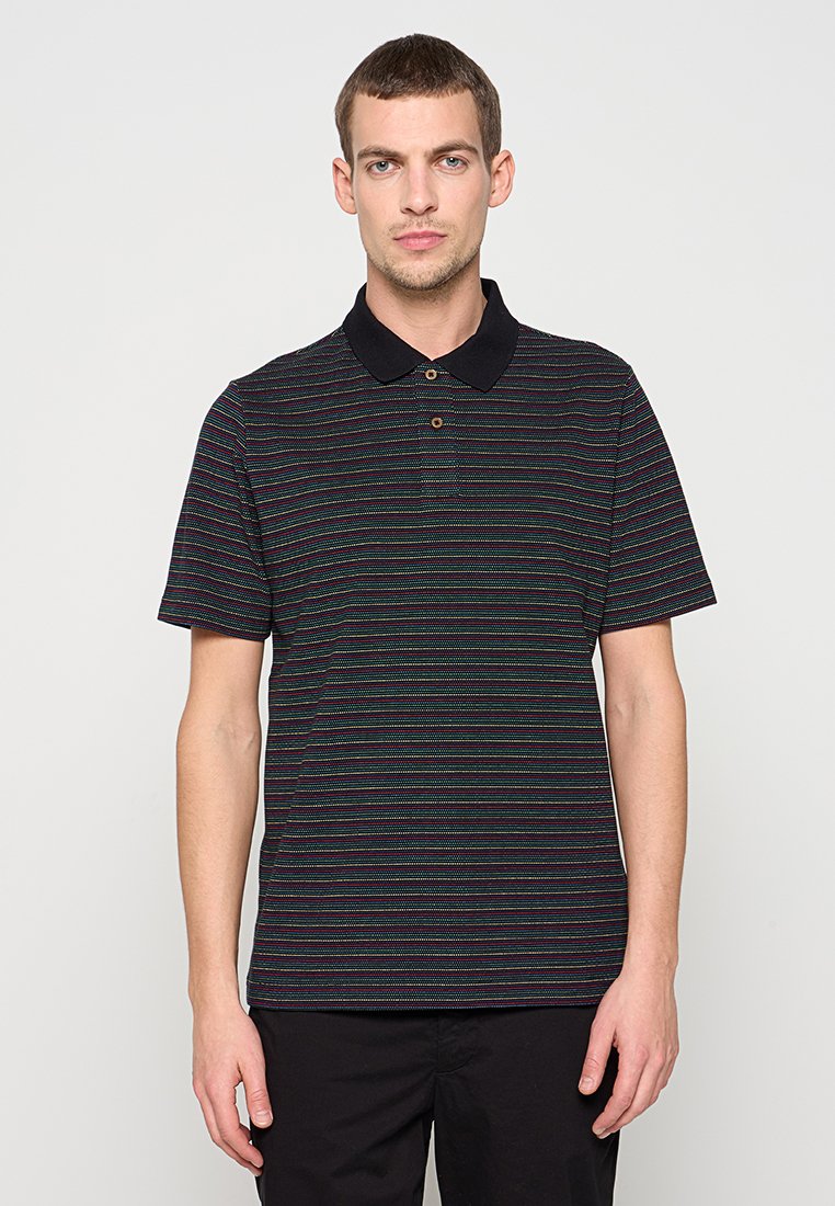 Schwarzes Poloshirt mit mehrfarbigen horizontalen Streifen, kurzen Ärmeln, einem schwarzen Kragen und einem einzelnen Knopf am Hals. Weiche Stoffstruktur.