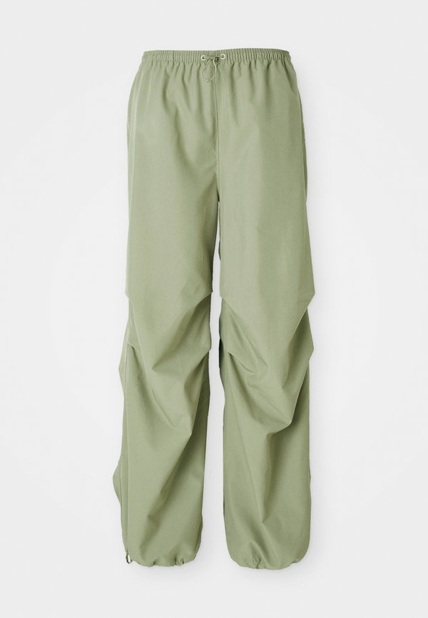 Puma WARDROBE ESS PARACHUTE WOVEN PANTS OP - Trousers - lux army