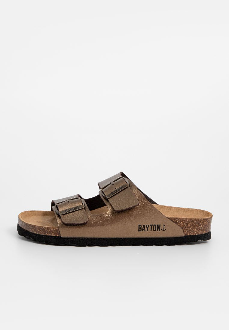 Braune Sandalen mit zwei verstellbaren Riemen, Korkfußbett, schwarzer strukturierter Sohle und dem auf der Seite aufgedruckten "BAYTON"-Logo. Glatte Materialoberfläche.