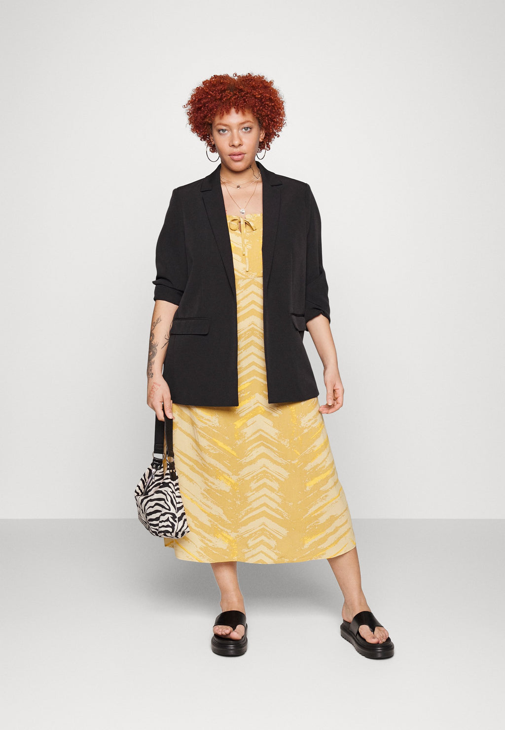 CARNOVA LIFE STRAP ALEXA MIDI DRESS Media 2