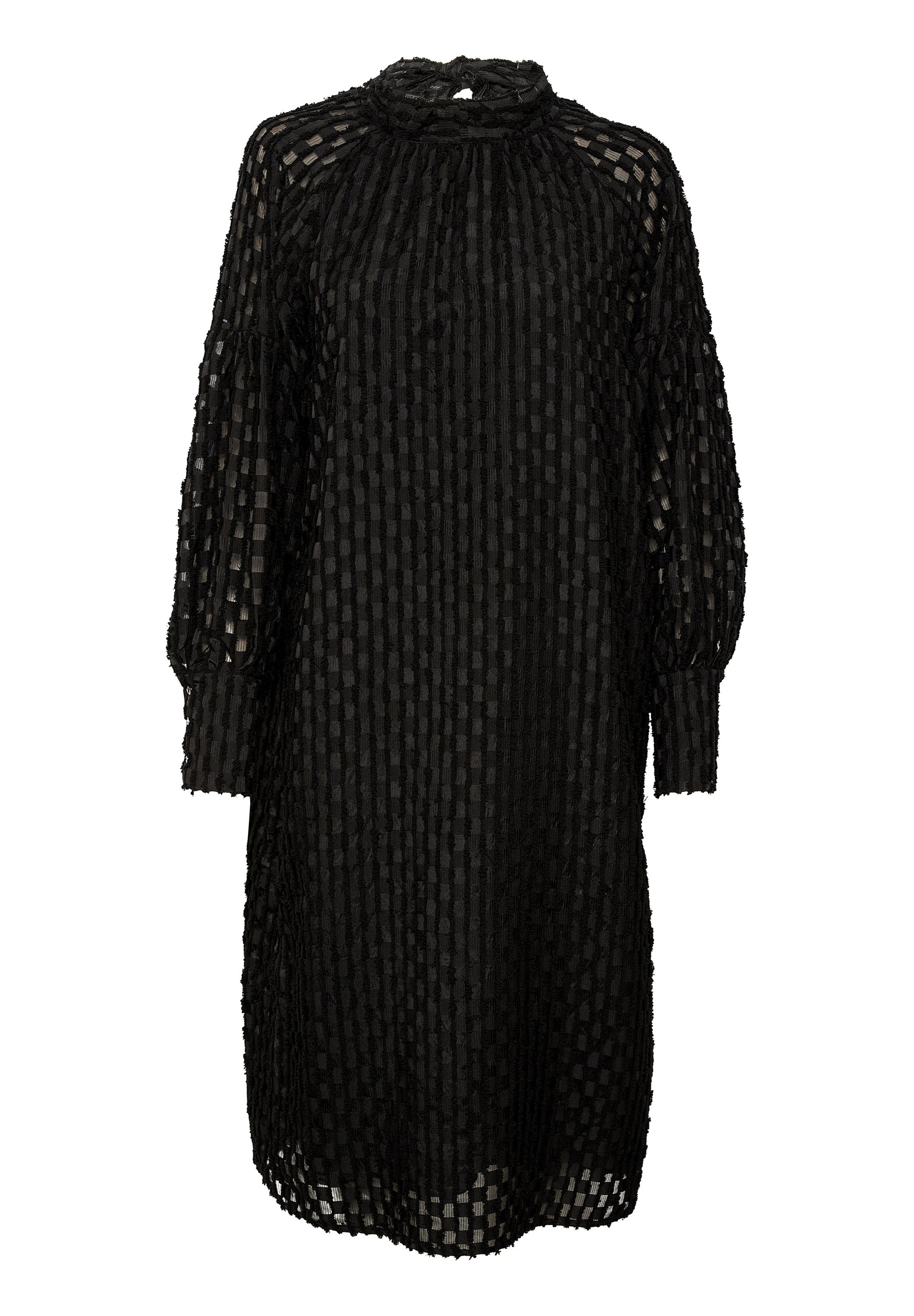 Schwarzes Kleid aus einem gitterartigen, strukturierten Stoff, mit hohem Kragen und langen, gepufften Ärmeln mit elastischen Bündchen. Knielang und mit lockerer Passform.