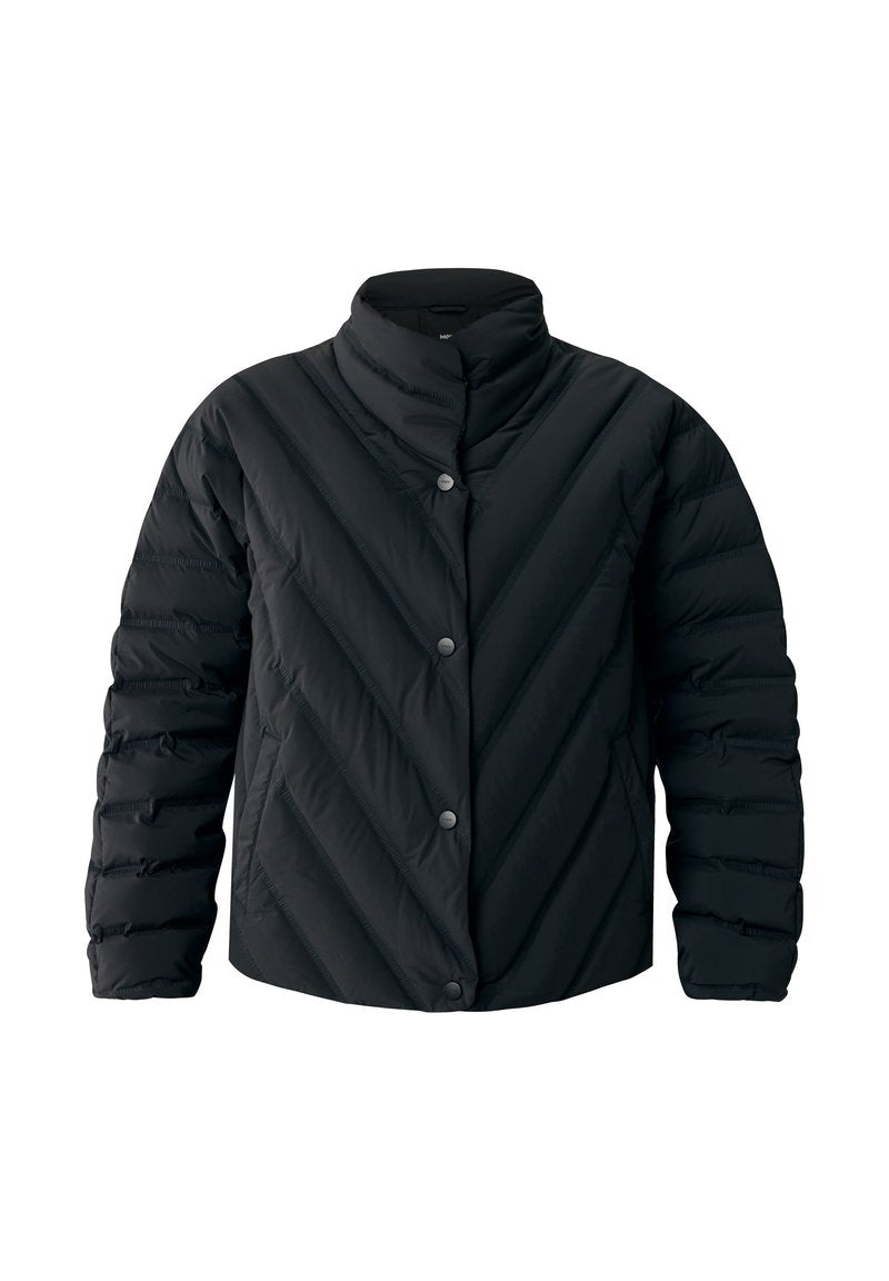 Schwarze Pufferjacke mit hohem Kragen, ausgestattet mit einem Chevron-Steppdesign, metallischen Druckknöpfen und einer glatten Textur.