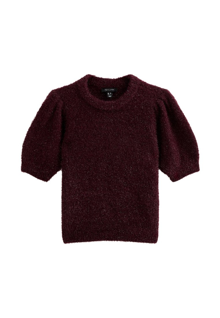 Bordeauxfarbenes kurzärmliges Sweater mit Rundhals. Weiche, flauschige Textur und puffige Ärmel. Einfaches, einfarbiges Design ohne Muster.