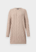 Pullover mit Zopfmuster in einem weichen Beige, mit langen Ärmeln und rundem Ausschnitt. Strukturierte Muster entlang des Körpers und der Ärmel.