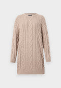 Pullover mit Zopfmuster in einem weichen Beige, mit langen Ärmeln und rundem Ausschnitt. Strukturierte Muster entlang des Körpers und der Ärmel.