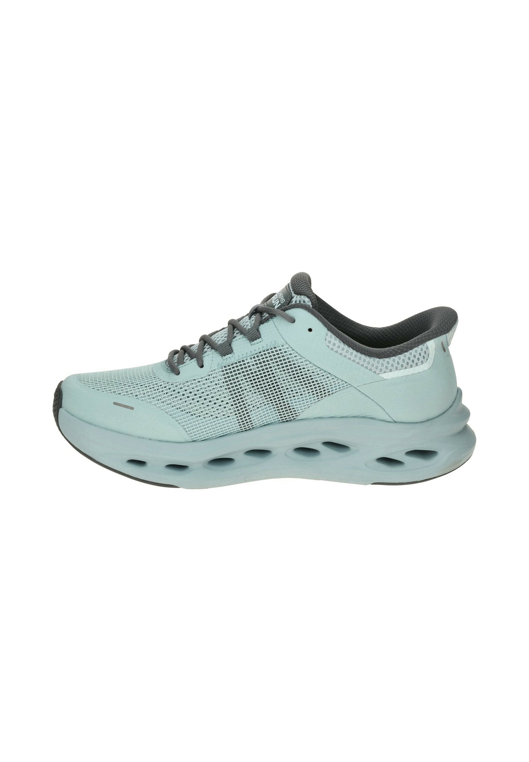 Hellblauer Sportschuh mit Mesh-Obermaterial, grauen Akzenten und einer gepolsterten Sohle mit ovalen Ausschnitten für Belüftung und Flexibilität.