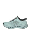 Hellblauer Sportschuh mit Mesh-Obermaterial, grauen Akzenten und einer gepolsterten Sohle mit ovalen Ausschnitten für Belüftung und Flexibilität.