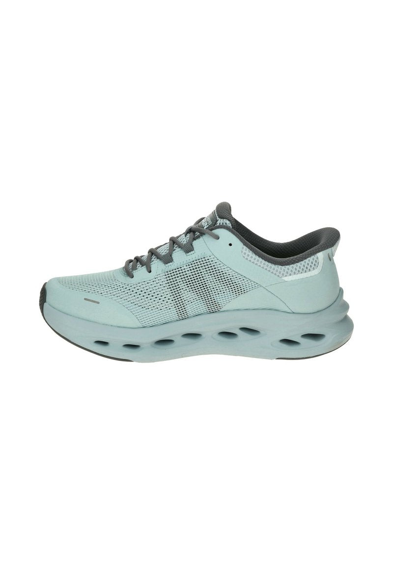 Hellblauer Sportschuh mit Mesh-Obermaterial, grauen Akzenten und einer gepolsterten Sohle mit ovalen Ausschnitten für Belüftung und Flexibilität.