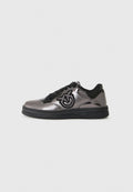 Metallisch schwarze Sneaker mit strukturiertem synthetischem Obermaterial, schwarzen Schnürsenkeln, prominentem Logo an der Seite und Gummi-Außensohle für besseren Halt.