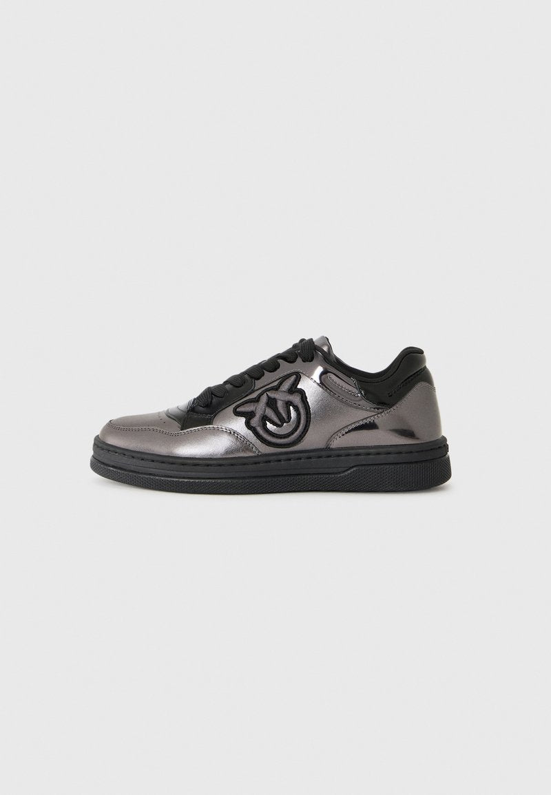 Metallisch schwarze Sneaker mit strukturiertem synthetischem Obermaterial, schwarzen Schnürsenkeln, prominentem Logo an der Seite und Gummi-Außensohle für besseren Halt.