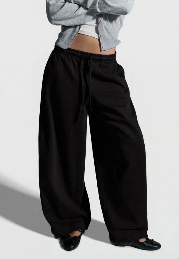 Bershka BARREL TROUSERS WITH STOPPERS 01167737 - Tracksuit bottoms - black