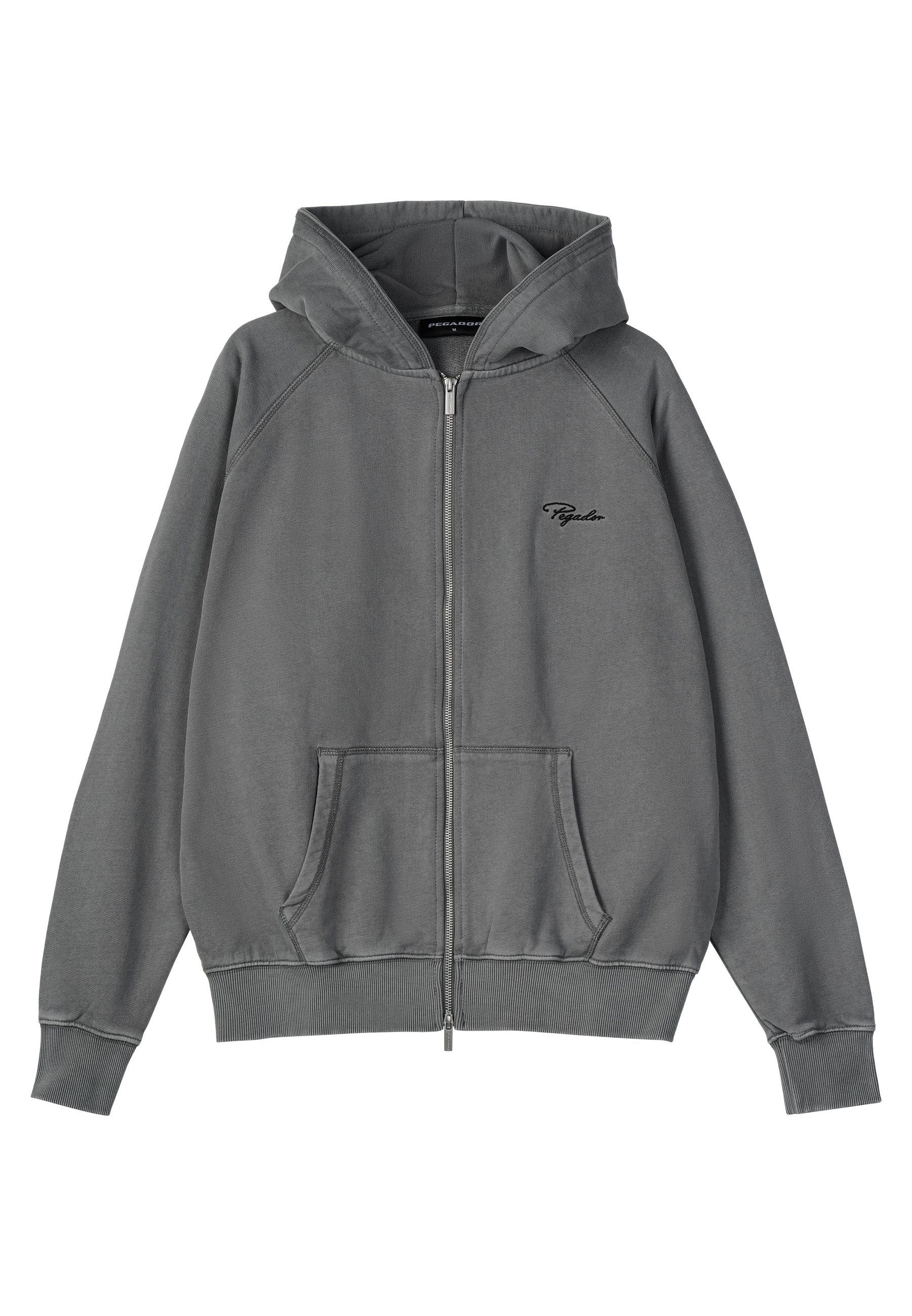 Grau zip-up Hoodie mit einer weichen Textur. Ausgestattet mit einer verstellbaren Kapuze, Kängurutaschen, ribbelten Bündchen und Saum sowie gesticktem Logo.