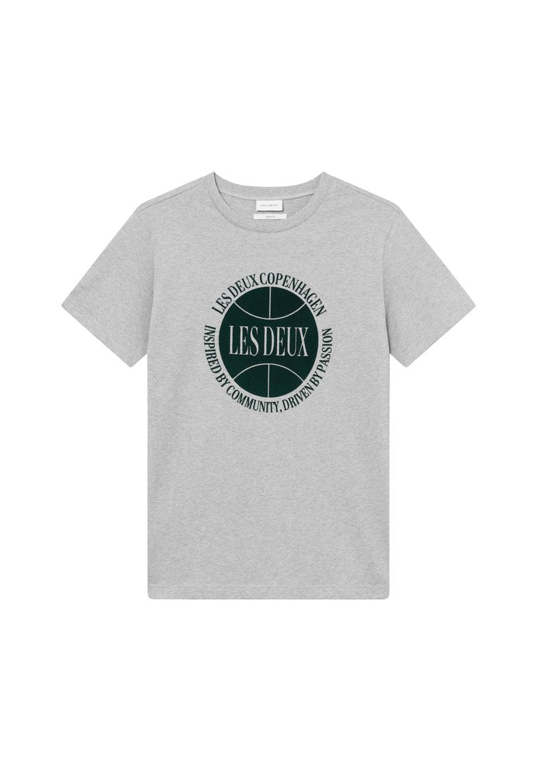 Graues Baumwoll-T-Shirt mit kurzen Ärmeln und Rundhalsausschnitt. Es hat ein kreisförmiges grünes Grafikdesign mit dem Text "LES DEUX COPENHAGEN" in der Mitte.
