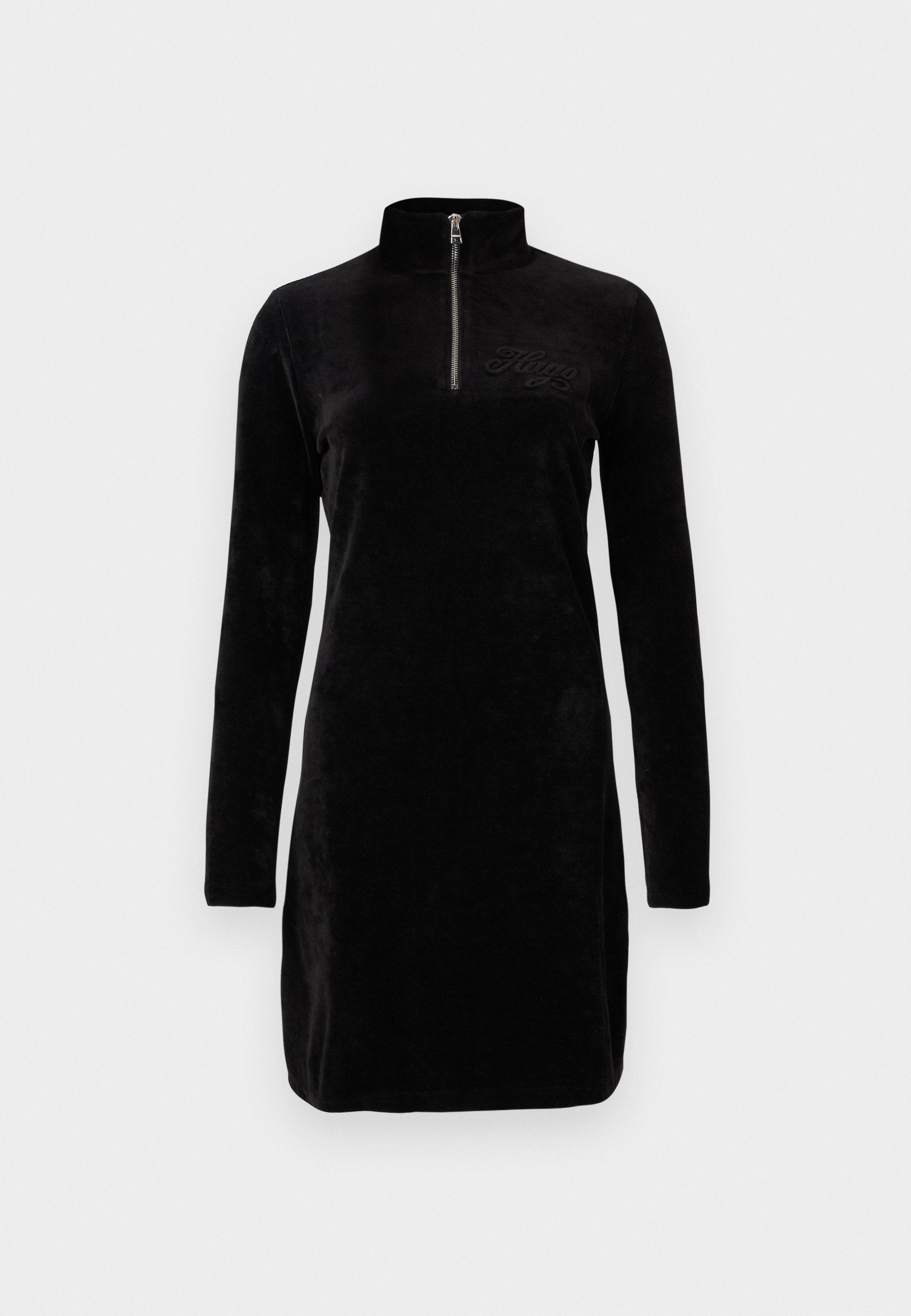 Schwarzes Velourkleid mit hohem Kragen, ausgestattet mit einem Viertelreißverschluss und langen Ärmeln. Dezentes, tonal gesticktes Logo auf der Brust.
