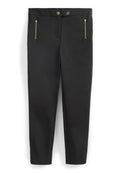 Schwarze Hosen mit schlanker Passform, ausgestattet mit zwei Fronttaschen mit Reißverschluss und goldfarbenen Beschlägen, einer glatten Textur und subtiler tonal abgestimmter Nähte.