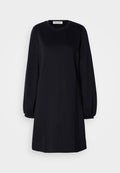 Schwarzes Langarmkleid mit rundem Ausschnitt, lockerer Passform und gerafften Manschetten. Glattes Material mit einem einfachen, minimalistischen Design.