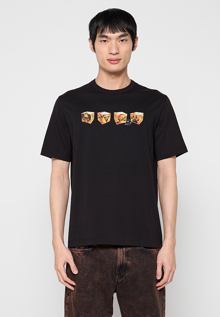 Schwarzes Baumwoll-T-Shirt mit einem grafischen Druck von vier würfelförmigen Designs mit bunten Illustrationen auf der Vorderseite. Kurze Ärmel, Rundhalsausschnitt.