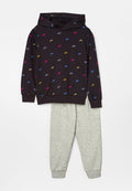 Schwarzes Sweatshirt mit mehrfarbigem Logo-Muster, angenommener Kapuze und gerippten Bündchen. Graue Jogginghose mit elastischem Bund und Bündchen.