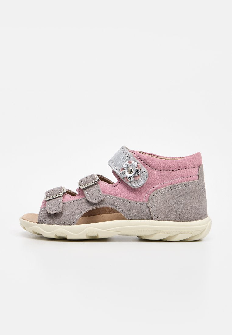 Kinderrosa und graue Wildleder-Sandale mit drei verstellbaren Riemen, darunter ein mit Blumen dekorierter Knöchelriemen, und einer weißen Gummisohle.