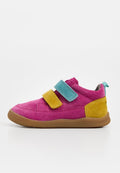 Kinderschuh aus rosa Wildleder mit gelben und türkisfarbenen Klettverschlüssen, gelber Fersenlasche und brauner Gummisohle auf weißem Hintergrund.