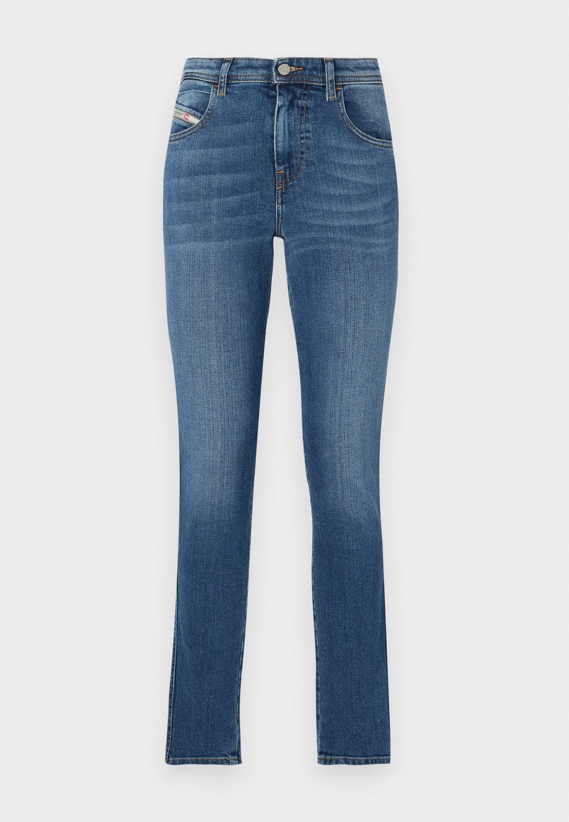 Blaue Jeans aus Denim mit geradem Schnitt, fünf Taschen, Knopfverschluss und subtiler Ausbleichung. Glatte Textur und sauberer Saum.