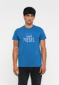 Blaues Baumwoll-T-Shirt mit einem verblassten weißen "DIESEL"-Logo in der Mitte, Rundhalsausschnitt und kurzen Ärmeln, kombiniert mit schwarzen Jeans.