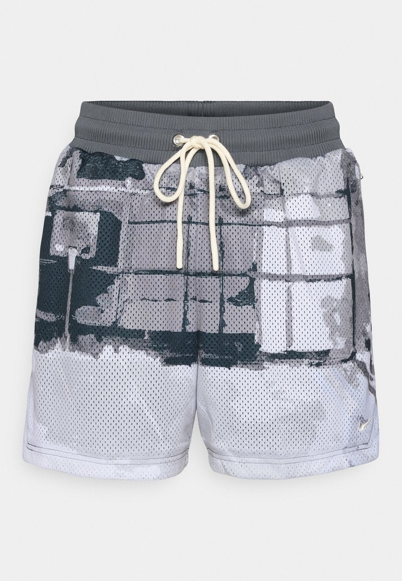 Mehrfarbige Mesh-Shorts mit einem grauen elastischen Bund und Kordelzug. Mit einem geometrischen Muster in Schwarz- und Grautönen.