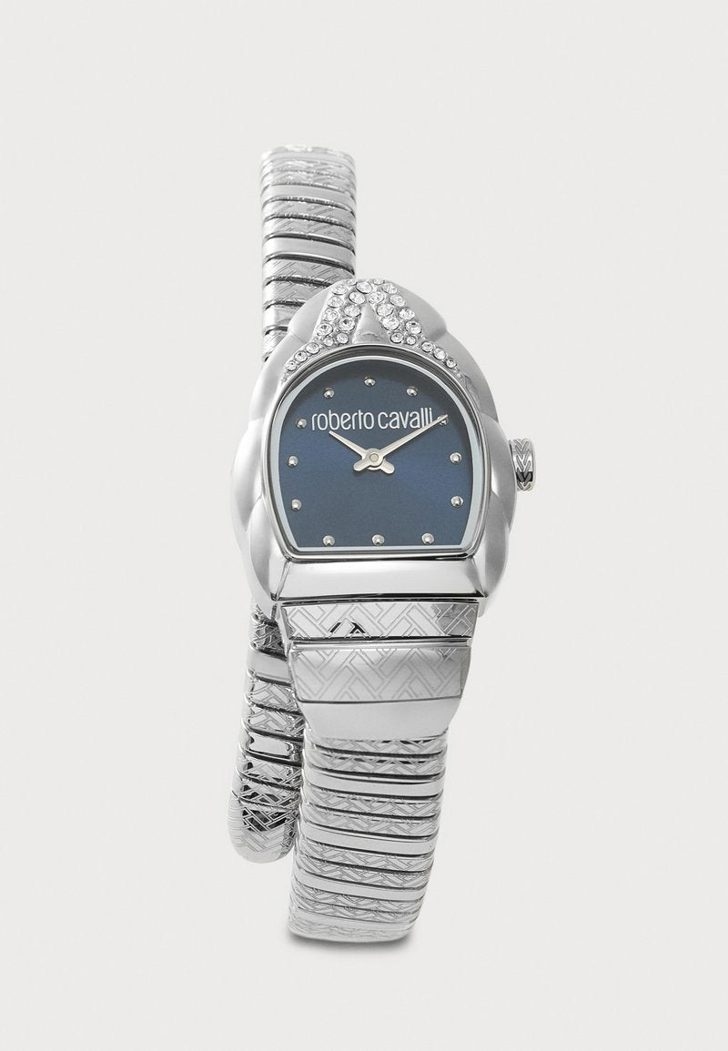 Silberne Roberto Cavalli Armbanduhr mit blauem Zifferblatt, Kristallverzierungen und strukturiertem, gewickeltem Metallarmband.