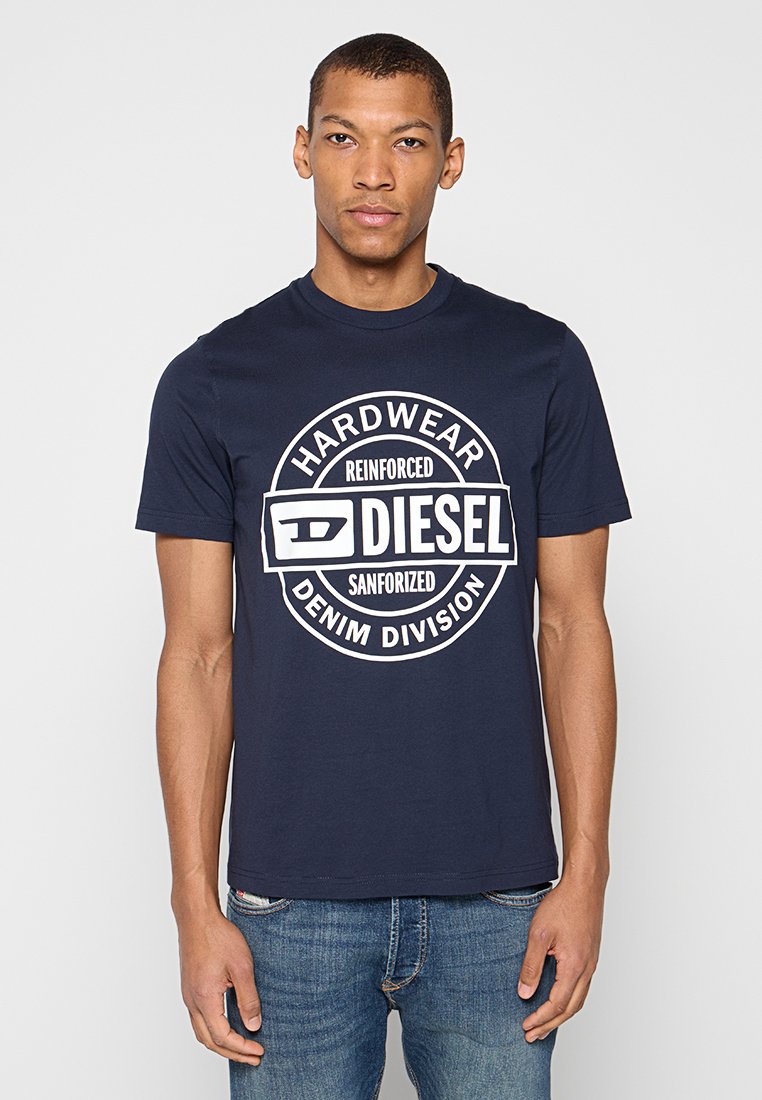 Marineblaues Baumwoll-T-Shirt mit weißem, rundem Logo-Print und Text: "HARDWEAR", "REINFORCED", "DIESEL" und "DENIM DIVISION". Kurze Ärmel.
