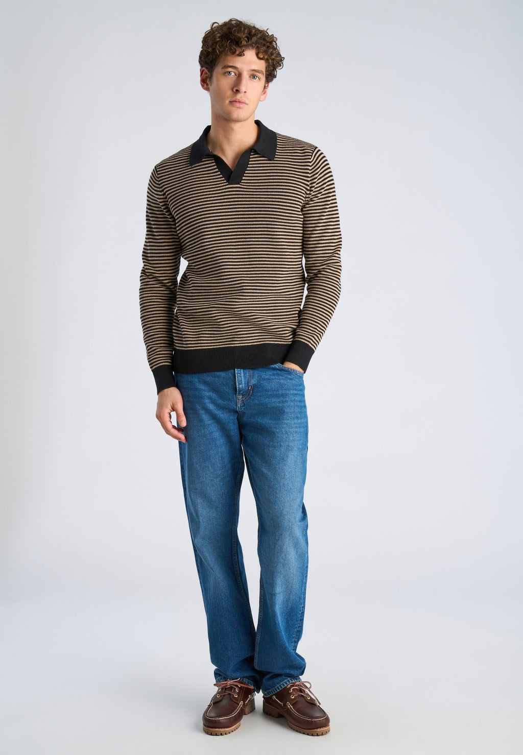 V-NECK  Media 2