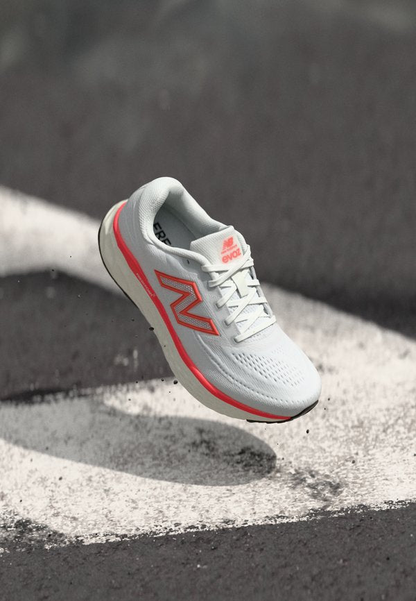 New Balance EVOZ V4 - Road running shoes - white