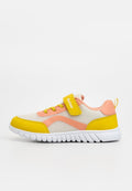 Kindersneaker aus weißem Mesh mit gelber Schuhspitze, Ferse, Schnürsenkeln und Riemen, pinken Akzenten und weißer Sohle, Seitenansicht nach links gerichtet.