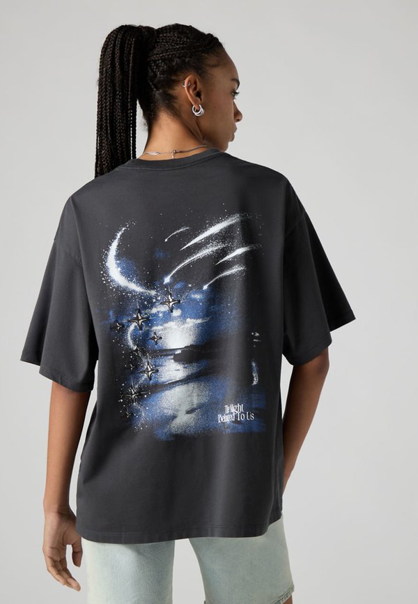 Levi's® SHORT STACK TEE - Print T-shirt - the night belonged to us black body