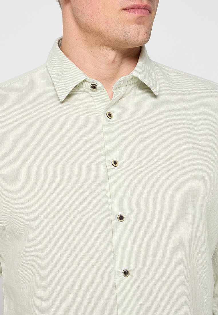 REGULAR FIT Media 2