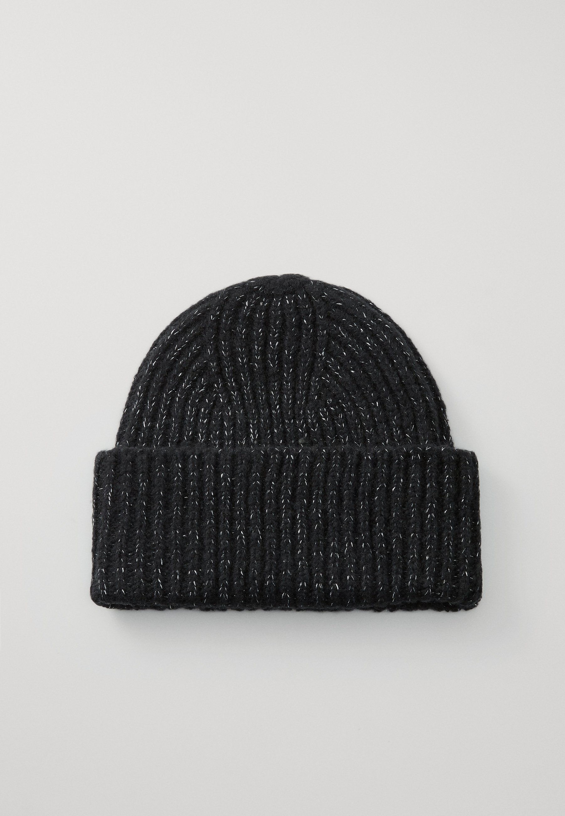 Schwarze Strickmütze mit gerippter Textur und umgeschlagenem Bund. Hergestellt aus weichem, leicht glänzendem Garn. Zirkuläres Kronendesign.