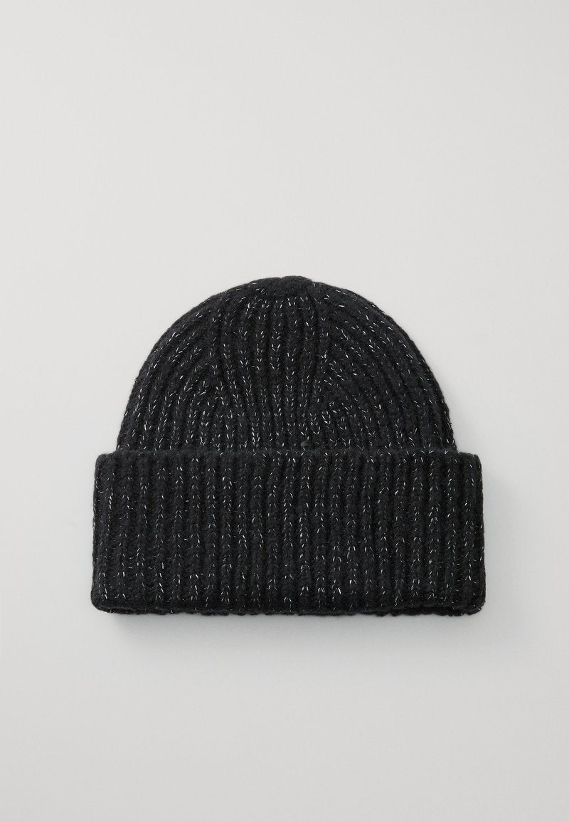 Schwarze Strickmütze mit gerippter Textur und umgeschlagenem Bund. Hergestellt aus weichem, leicht glänzendem Garn. Zirkuläres Kronendesign.