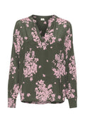Langärmlige olivengrüne Bluse mit pinken Blumenmustern, einem V-Ausschnitt und gesmokten Manschetten an den Ärmeln.