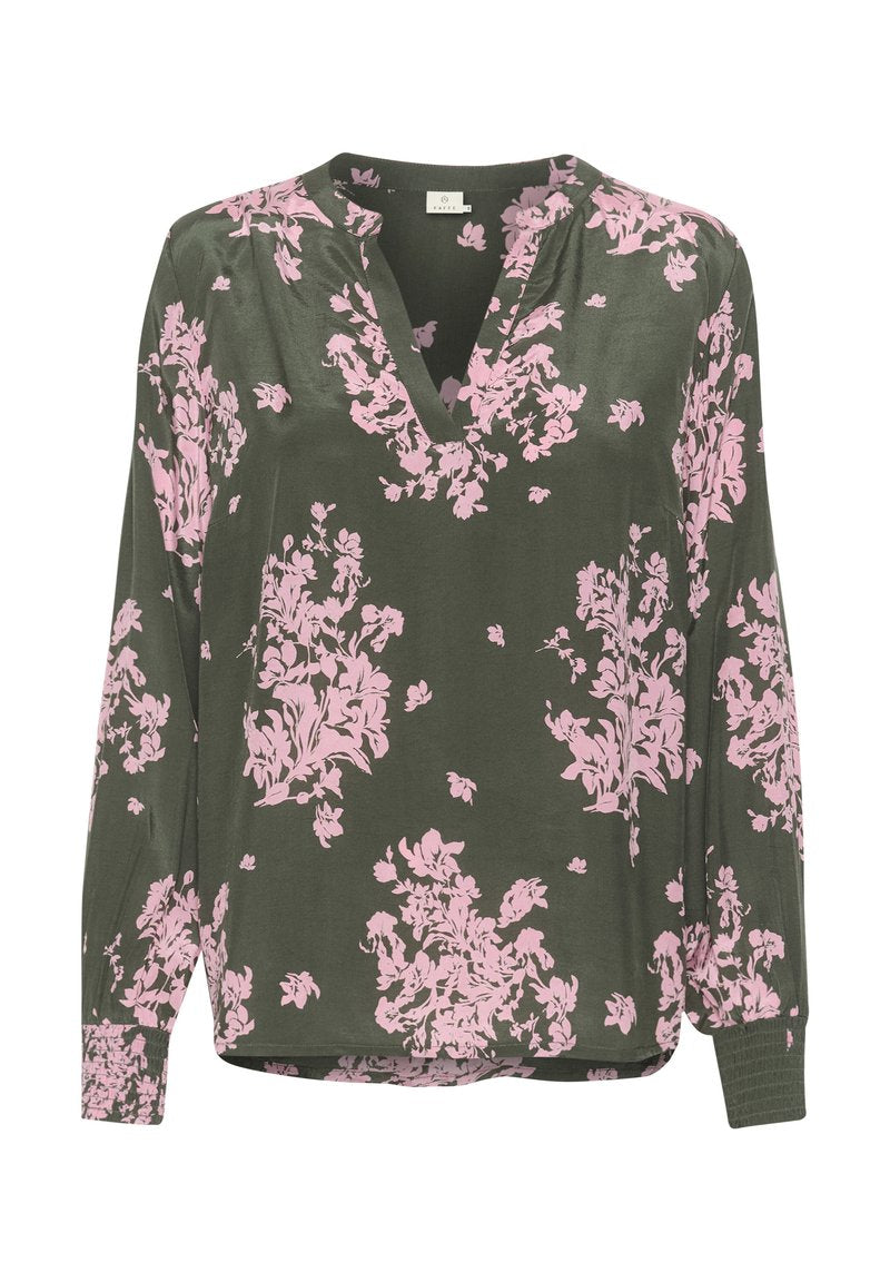Langärmlige olivengrüne Bluse mit pinken Blumenmustern, einem V-Ausschnitt und gesmokten Manschetten an den Ärmeln.