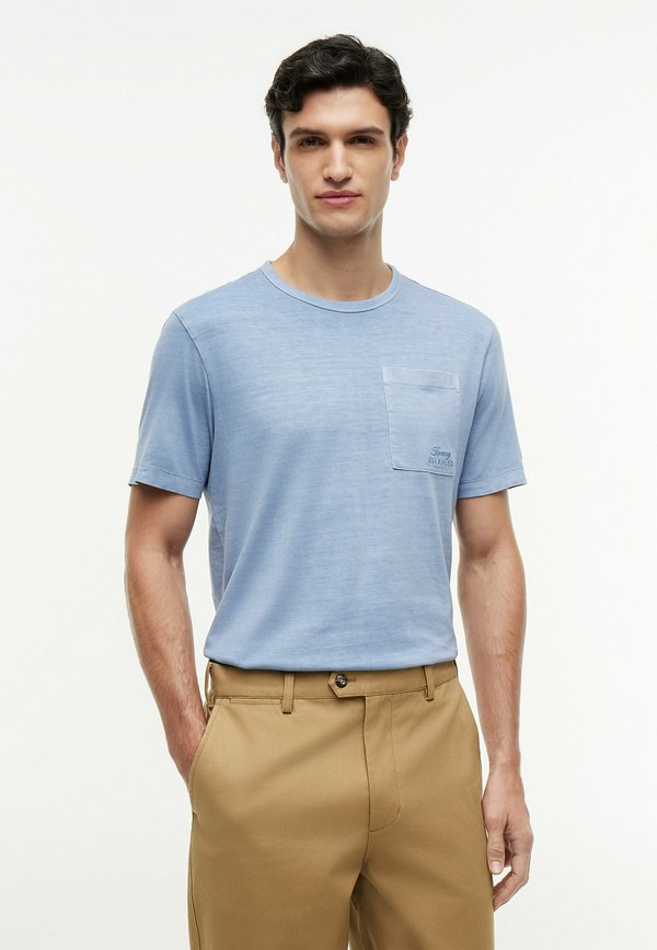 Tommy Hilfiger TOMMY HILFIGER PATCH POCKET WASHED T-SHIRT - Basic T-shirt - brisk blue