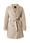 Beige Wollmischungsjacke mit einem doppelt geknöpften Design, tailliertem Gürtel, Reverskragen und zwei Knopfakzenten auf der Vorderseite.