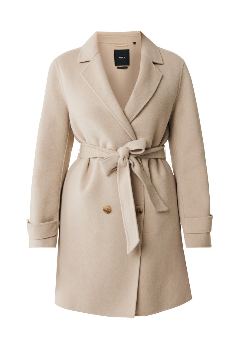 Beige Wollmischungsjacke mit einem doppelt geknöpften Design, tailliertem Gürtel, Reverskragen und zwei Knopfakzenten auf der Vorderseite.