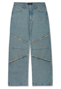 Hellblaue Denim-Jeans mit weitem Schnitt, diagonal verlaufenden Nahtakzenten, fransigen Kanten und einem gestickten Logo auf der Vorderseite.