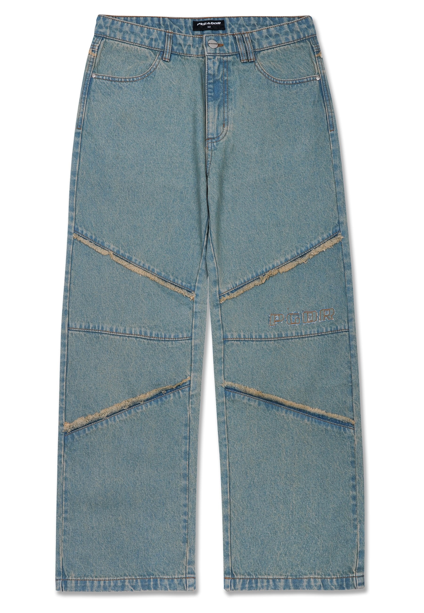 Hellblaue Denim-Jeans mit weitem Schnitt, diagonal verlaufenden Nahtakzenten, fransigen Kanten und einem gestickten Logo auf der Vorderseite.