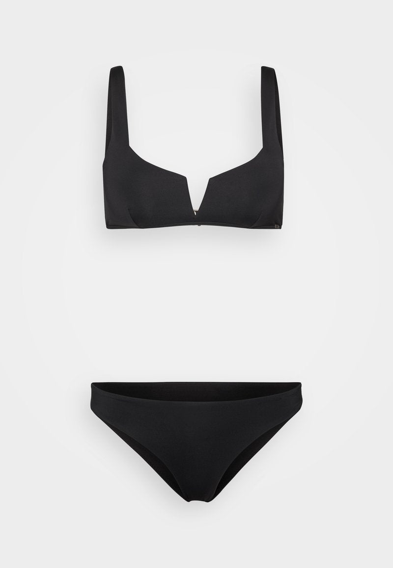 Schwarzes Bikiniset mit einem Bralette-Oberteil mit breiten Trägern und einem V-förmigen Ausschnitt, kombiniert mit klassischen Bikinihöschen. Glatte Textur.