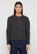 Dunkelgrauer, kabelgestrickter Pullover mit rundem Ausschnitt, gerippten Bündchen und Saum sowie einem strukturierten Muster. Kombiniert mit blauen Jeans.