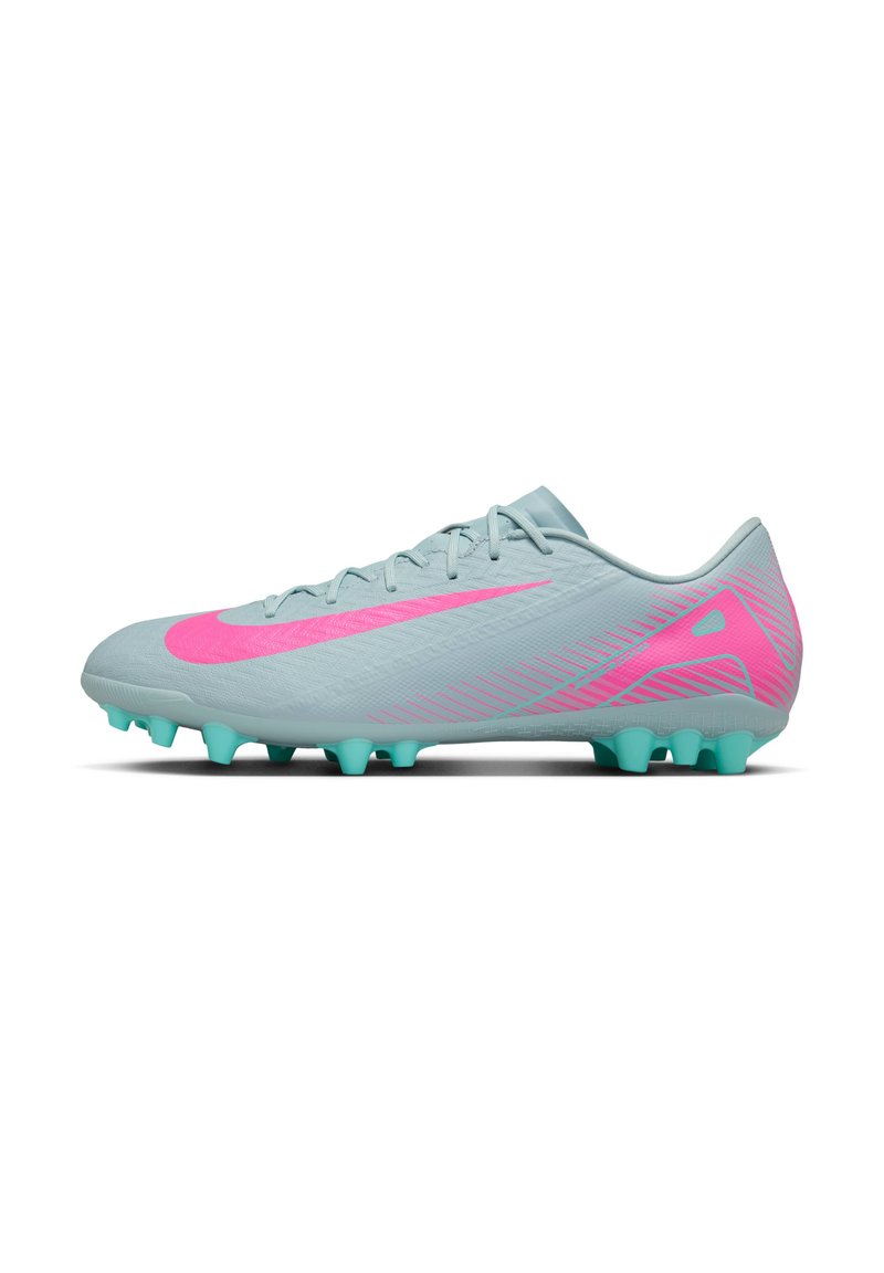 Helle blaue Fußballschuhe mit einem rosa Swoosh, strukturiertem Obermaterial und mintgrünen Stollen. Elegantes Design mit niedrigem Profil und Schnürverschluss.
