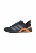 Schwarzer Sportschuh mit grauen Akzenten und drei ausgeprägten Streifen, ausgestattet mit einer orangenen Fersenkappe und einer strukturierten Sohle für besseren Halt.