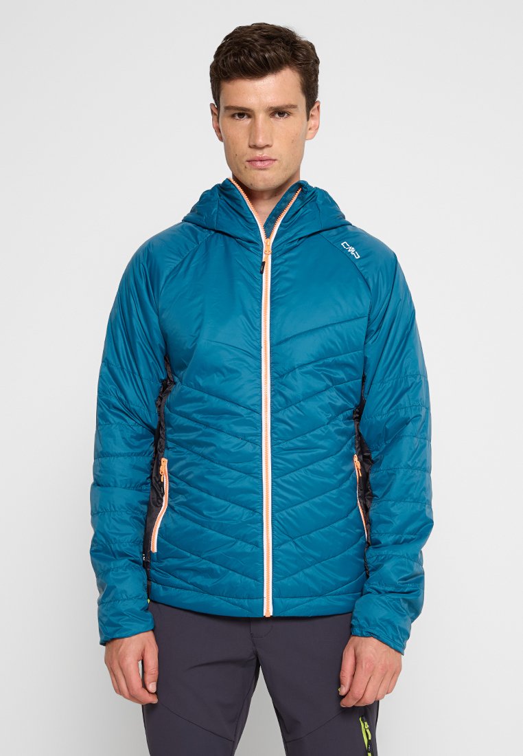 Türkise isolierte Jacke mit einer taillierten Kapuze, diagonalem Steppmuster und orangefarbenen Reißverschlussakzenten. Schwarze Seitenpaneele verbessern die Funktionalität.