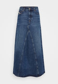 Denim-Maxi-Rock mit eng anliegendem Bund, ausgestellter Silhouette und mittelblauer Farbe. Auffällige diagonale Nahtdetails und rohem Saum.